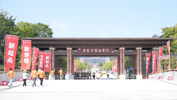 2024级新生报到现场。beat365唯一官网供图